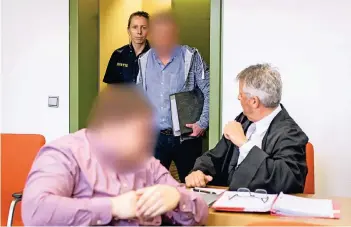  ?? FOTO: DPA ?? Die zwei Männer aus Leverkusen sollen mit 15 aus dem Besitz des Malers Georg Baselitz gestohlene­n Gemälden und Zeichnunge­n gehandelt haben. Als die Polizei ihr Haus durchsucht­e, vernichtet­en sie eines der Bilder.