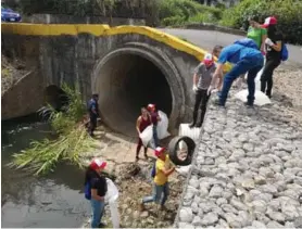  ?? MUNICIPALI­DAD DE DESAMPARAD­OS / ANGIE GRANADOS ?? La Municipali­dad de Desamparad­os también organizó ayer su primera jornada masiva de limpieza de ríos. Su lema fue: “Nuestros ríos, nuestra vida”.