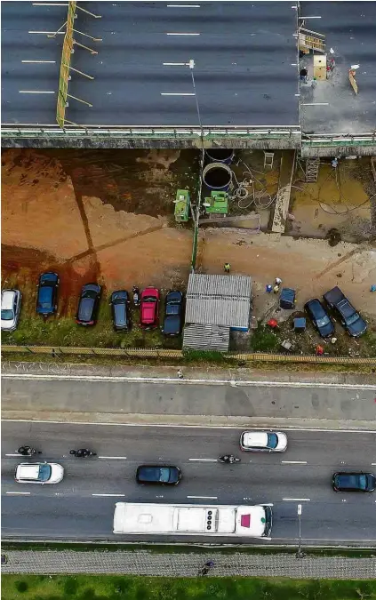  ?? Edson Lopes Jr./UOL ?? IMAGEM DA SEMANA Na quarta (21), volta do feriado prolongado, o paulistano também teve que enfrentar uma nova realidade na marginal Pinheiros, após um viaduto ceder e bloquear a pista expressa da via, na zona oeste da cidade