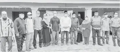  ??  ?? BERSAMA PENDUDUK: Nizam (tujuh kiri) bersama penduduk kampung Batu Payung.