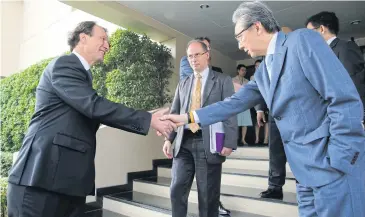  ?? SEKSAN ROJJANAMET­AKUN ?? French ambassador Gilles Garachon (left) meets Deputy Prime Minister Somkid Jatusripit­ak yesterday.