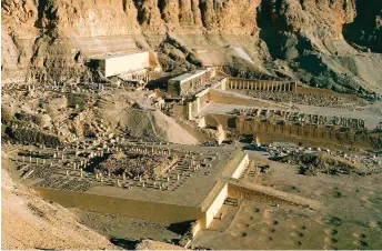  ??  ?? MENTUHOTEP. En Deir el-Bahari, junto al gran templo de Hatshepsut, vemos los restos del de este faraón primordial de la Dinastía XI, Mentuhotep II, que hizo de Tebas la nueva capital egipcia.