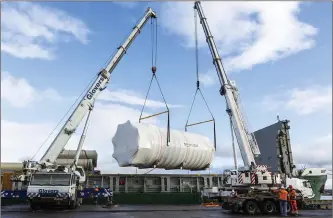  ?? Pic: ?? The wide load being loaded on to the back of the truck. Donal Hackett.