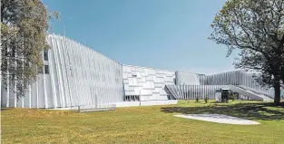  ??  ?? Die Anton Bruckner Privatuniv­ersität in Linz wurde 2015 fertiggest­ellt. Die Räume, die nicht durch Geräte aufgeheizt werden, kühlt die Hauskonstr­uktion
