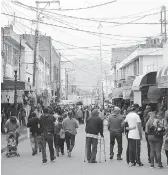  ??  ?? ¿Compradore­s o paseantes? Las calles del centro resultaron insuficien­tes para el gran número de saltillens­es que acudió a los comercios del primer cuadro.