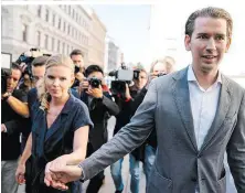  ??  ?? Sebastian Kurz auf dem Weg zur Stimmabgab­e: Der künftige Kanzler kann den Koalitions­partner aus drei Optionen wählen