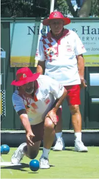  ??  ?? Wayne Hurst of Trafalgar bowls in hot conditions against Drouin on Saturday. Drouin won the division three contest 20/121 to 0/67.