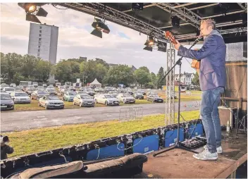  ?? FOTO: THOMAS LAMMERTS ?? Humor mit Abstand: Die Krefelder Comedian David Werker, Helmut Sanftensch­neider und Michael Steinke präsentier­en Comedy und Kleinkunst im Autokino. Rüdiger Höfken übernahm die Moderation des Abends.