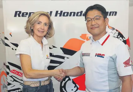  ?? FOTO: REPSOL HONDA ?? La Directora General de Comunicaci­ón y de Presidenci­a de Repsol, Begoña Elices, y el Presidente de HRC, Yoshishige Nomura