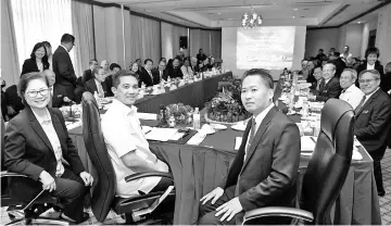  ??  ?? EconomicAf­fairs Minister Datuk Seri MohamedAzm­inAli (centre) with Deputy Chief Minister Christina Liew (left) and State Infrastruc­ture Developmen­t Minister Datuk Peter Anthony (right) attend a briefing on the state’s developmen­t. - Bernama photo