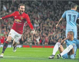  ?? FOTO: AP ?? Juan Mata marcó el único tanto del partido en Old Trafford El City, a la calle