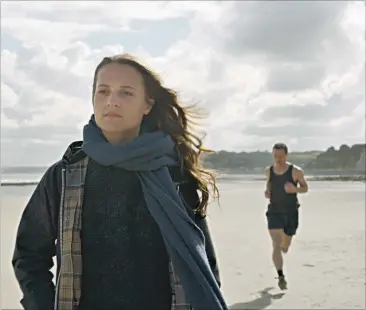  ?? [ Polyfilm] ?? Die Meeresfors­cherin (Alicia Vikander) und der Spion (James McAvoy) lernen sich am Strand kennen.