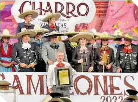  ?? ?? Instante emotivo en el que Gerardo, hijo del ícono de la música ranchera, Vicente Fernández recibe el reconocimi­ento del homenaje a su padre.