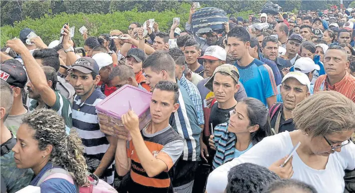  ?? EFE ?? Desesperac­ión. Un cola inmensa de venezolano­s con sus pocos enseres, y alguna valija buscan cruzar por el puente Simón Bolívar hacia la ciudad colombiana de Cúcuta.