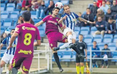  ??  ?? REÑIDO. Zabaco, que abrió el marcador con un autogol, disputa un balón aéreo.