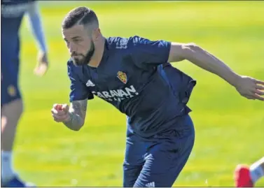  ??  ?? SPRINT FINAL. Álvaro Vázquez, con el Zaragoza, entrenando esta temporada.