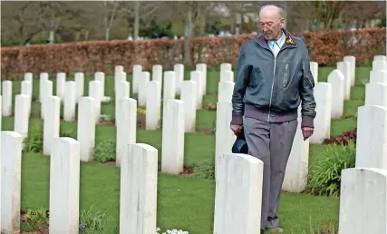  ?? Kevin Fern ?? > May 2008: Former Luftwaffe pilot Willi Schludecke­r visits Haycombe Cemetery, Bath, where more than half of those killed in the raids are buried