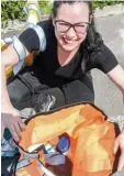 ?? Foto: Thomas Obermeier ?? Sina Trinkwalde­r zeigt ein „Brichbag“für Obdachlose.