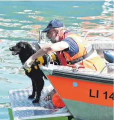  ?? FOTO: SUSI DONNER ?? Trixi, seit sechs Jahren in der Rettungshu­ndestaffel, zeigt, wie sie einen abgetaucht­en Menschen finden kann und dann Laut gibt.