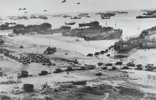  ??  ?? Arriba y a la derecha, cientos de soldados aliados desembarca­n en Omaha Beach.