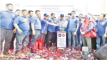  ??  ?? Musa (centre) with other BN leaders in launching the State-level Brigade Gempur Pemuda Sabah BN yesterday.