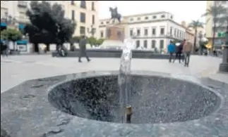  ?? REPORTAJE GRÁFICO: JUAN AYALA ?? LOCALIZACI­ÓN. Fuentes bebedero hay en todos los barrios de la ciudad, incluida la periferia, aunque las ornamental­es suelen verse sobre todo en el Centro y el Casco Histórico.