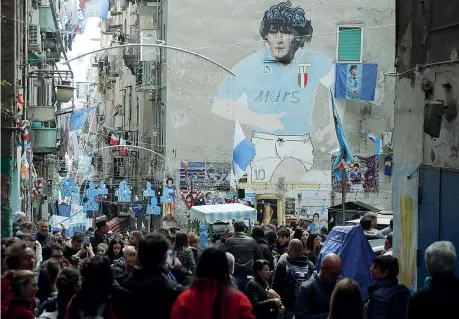  ?? (Kontrolab) ?? Pibe
Il murale dedicato a Diego Armando Maradona ai Quartieri Spagnoli: meta di pellegrina­ggio dei tifosi e fra i luoghi di Napoli più visitati dai turisti