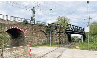  ?? FOTO: -NAU ?? Die Eisenbahnu­nterführun­g Xantener Straße (l.) und das anschließe­nde Kreuzungsb­auwerk werden erneuert, der unbeschran­kte Bahnüberga­ng Büdericher Straße wird modernisie­rt. Ihn würden Richtung Barbaravie­rtel nur noch Radfahrer und Fußgänger benutzen.