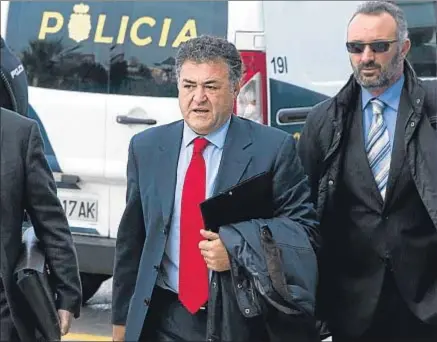  ?? JAIME REINA ?? Ballester a la llegada al juzgado de Palma donde prestó declaració­n