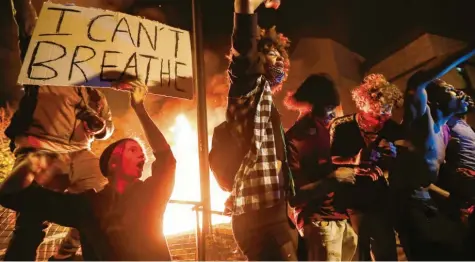  ?? Foto: John Minchillo, dpa ?? „I can’t breathe“– „Ich kann nicht atmen“– flehte George Floyd, als ein weißer Polizist ihm die Luft abschnürte. Seither entlädt sich in Minneapoli­s und anderen US-Städten der Zorn der Demonstran­ten.