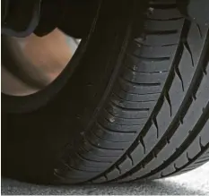  ?? Foto: stock.adobe.com ?? Schwere Autos mit breiten und großen Reifen können zu einem hohen Abrieb führen, was die Feinstaubb­elastung erhöht.