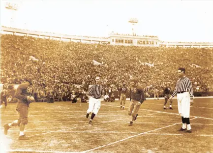  ?? Chronicle archives ?? The Cal Bear “Thunder Team” beats Alabama 13-0 in the Rose Bowl, Jan. 1, 1938. Vic Bottari scored both touchdowns.