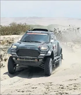  ?? FOTO: GETTY ?? Nani Roma y su copiloto Àlex Haro, en acción con su 4x4 de Mini X-Raid