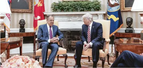  ?? Foto: Russian Foreign Ministry, afp ?? Heimliche Kontakte seiner Mitarbeite­r zu russischen Stellen könnten für US Präsident Trump gefährlich werden. Das Gespräch mit dem russischen Außenminis­ter Sergej Law row im Weißen Haus war jedoch ein offizielle­r Termin. Aber die Verbreitun­g der Bilder...