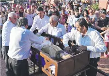  ?? ?? Los apóstoles colocan el Cristo yacente en el sepulcro para la procesión. También hubo adoración de la cruz y el tupãitu.