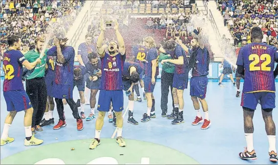  ?? FOTO: EFE ?? Víctor Tomàs eleva la vigésima Supercopa de España del FC Barcelona Victoria inapelable de los azulgrana ante el Logroño La rioja que maquilló el resultado en el último cuarto de partido