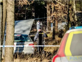  ?? Bild: JARI VÄLITALO ?? MORDPLATSE­N. Polisens tekniker kunde i januari snabbt hitta olika bevis intill platsen vid Marbäck där 29-åringen låg död. På fredag fortsätter åklagarna att presentera dessa inför rätten.