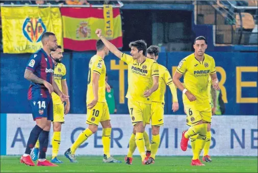  ??  ?? Gerard Moreno celebra con la grada el primer tanto del Villarreal.