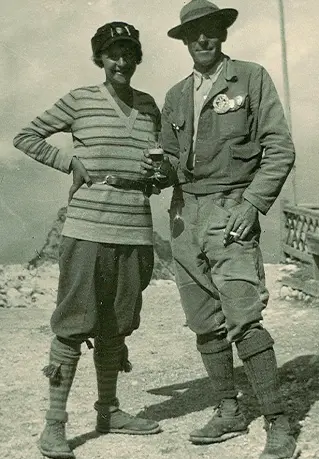  ??  ?? In montagna Antonia Pozzi con Oliviero Gasperi, dopo l’ascensione del 1929. In alto, Antonia a 18 anni e quello che scriveva sul libretto di guida di Gasperi nell’estate del 1932
