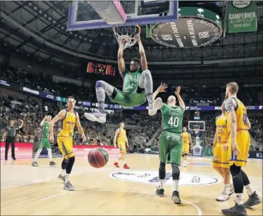  ??  ?? CON FUERZA. Jeff Brooks machaca el aro del Gran Canaria. El Unicaja jugará la Copa del Rey.