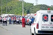  ??  ?? Paramédico­s de la Cruz Roja arribaron al sitio del siniestro para atender a los heridos.