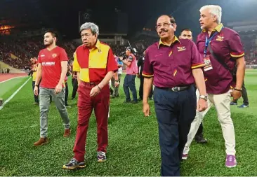  ??  ?? The selangor ruler with Tengku amir shah (left) and The sultan of selangor’s cup organising chairman Tan sri abdul Karim munisar (second from right) at shah alam stadium in august.