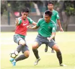  ?? NURIS AP/JAWA POS ?? OPTIMISTIS: Rachmat Irianto (kanan) menjaga ketat Septian David Maulana dalam latihan timnas U-23 di lapangan ABC, Senayan, Jakarta.