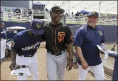  ?? THE ASSOCIATED PRESS ?? San Francisco Giants’ Barry Bonds walks to the field with Milwaukee Brewers’ Darnell Coles, left, and Pat Murphy for a spring training baseball game Wednesday in Phoenix.