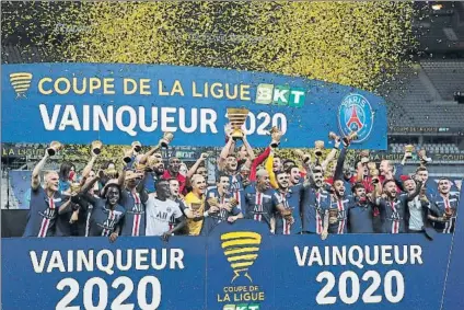  ?? FOTO: AP ?? Thiago Silva levanta el trofeo
Es la novena vez que el PSG gana la Copa de la Liga francesa, que completa el póquer doméstico