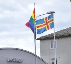  ?? FOTO: LEHTIKUVA / STEFAN ÖHBERG ?? MåNGA FLAGGAR. Lagtinget och flera andra ställen på Åland flaggar med prideflagg­an den här veckan.