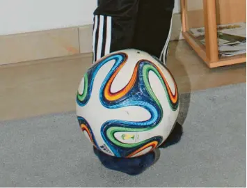  ?? Foto: Axel Schmidt ?? Ballübunge­n I: Fußballsch­uhe sind im Wohnzimmer natürlich nicht angesagt, aber auch in Strümpfen macht das Jonglieren des Balles Spaß und fördert die Geschickli­chkeit.
