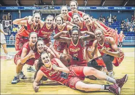  ?? FOTO: FIBA ?? Las jugadoras de la selección Sub 20 femenina, celebrando la victoria ante Francia