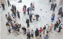  ??  ?? Activistas promigrant­es son arrestados en el Capitolio, en Washington.