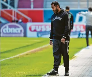  ?? Foto: Armin Weigel, dpa ?? Nicht zu fassen: Wenn es ins Saisonfina­le geht, patzt der Hamburger SV. Gegen Jahn Regensburg kam der selbst ernannte Auf‰ stiegsfavo­rit mit Trainer Daniel Thioune nicht über ein Remis hinaus.